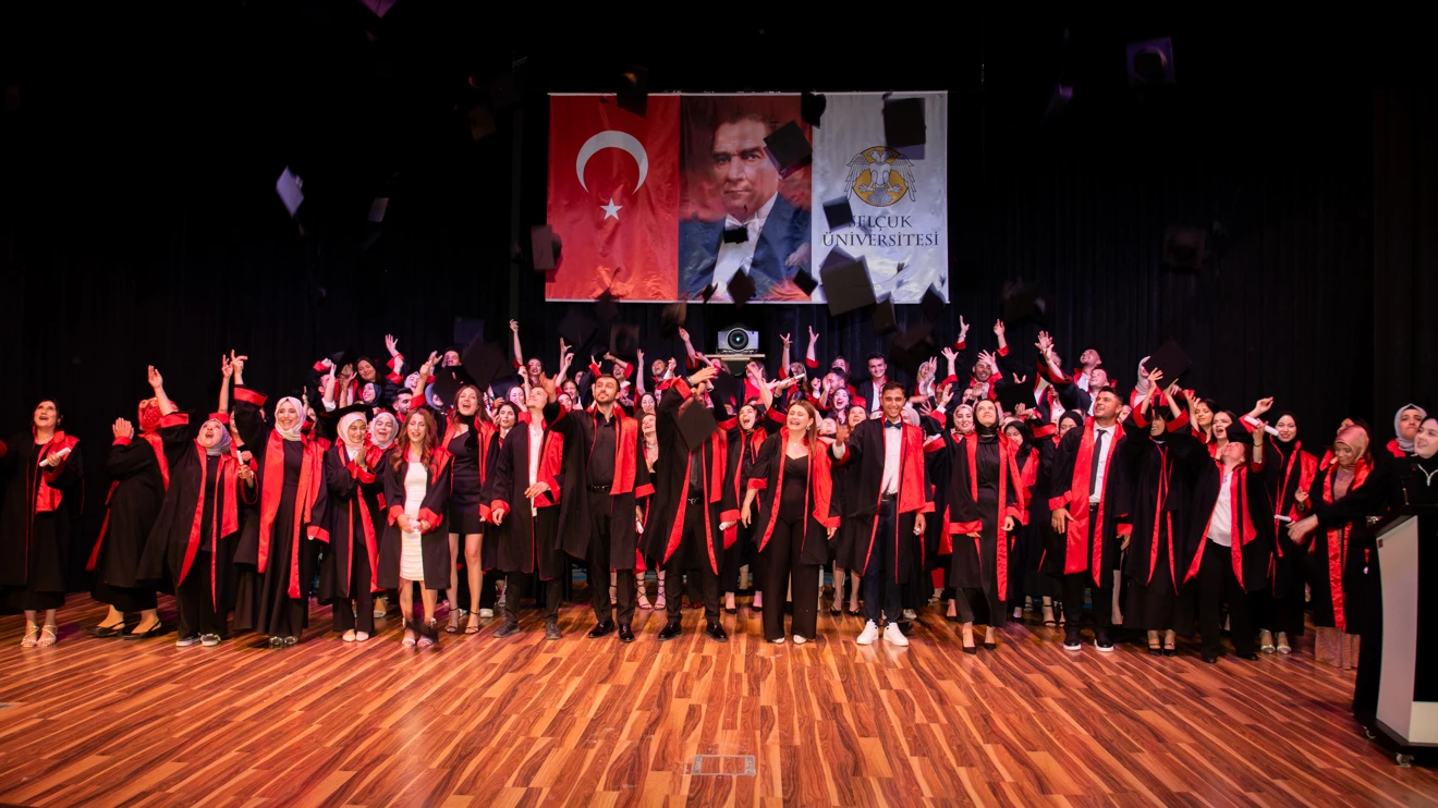 Mimarlık ve Tasarım Fakültesinden 208 öğrenci mezun oldu